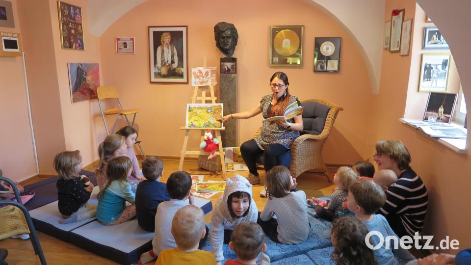 Sehr gut gefallen hat den Buben und Mädchen die Bilderbuchgeschichte „Die kleine rote Henne“, die ihnen Diana Rodriguez im Peter-Hofmann-Raum in der Stadtbücherei vorlas. Bild: jzk