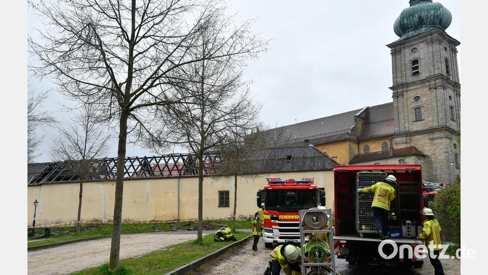 Das Nebengebäude des Franziskanerklosters, in dem das Feuer ausgebrochen war, grenzt direkt an den Parkplatz auf dem Mariahailfberg an. Bild: Petra Hartl