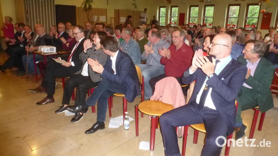 In der Aula konnte die Vorsitzende Sandra Richthammer ein "volles Haus" willkommen heißen. Bild: mad