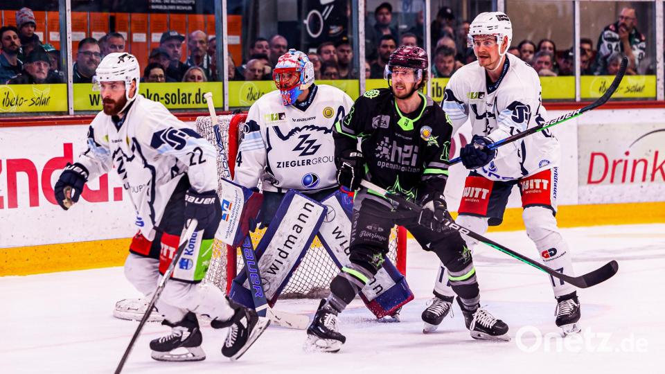 Szenen aus dem zweiten Play-off-Finale zwischen den Starbulls Rosenheim und den Blue Devils Weiden (weiße Trikots). Bild: Werner Moller