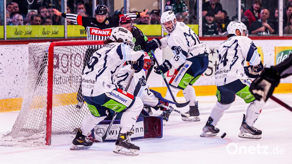 Im ersten Drittel brannte es mitunter lichterloh vor dem Weidener Gehäuse. Erst ab dem Mittel-Abschnitt bekamen die Blue Devils das zweite Play-off-Finale gegen die Starbulls Rosenheim unter Kontrolle. Bild: Werner Moller