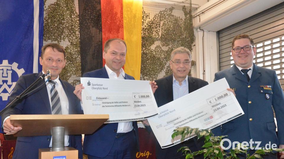 Großzügige Spenden für das THW von der Sparkasse Oberpfalz Nord und Stadtbau. Bild: Kunz