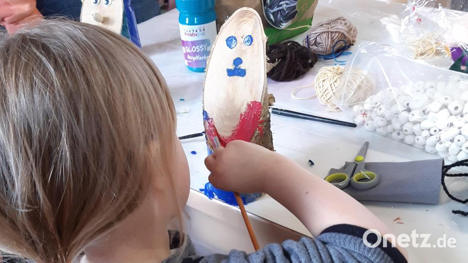 In der Kinderstadt konnten schräge Typen, frei nach dem Motto der Kinderbibeltage, gebastelt werden. Bild: dob