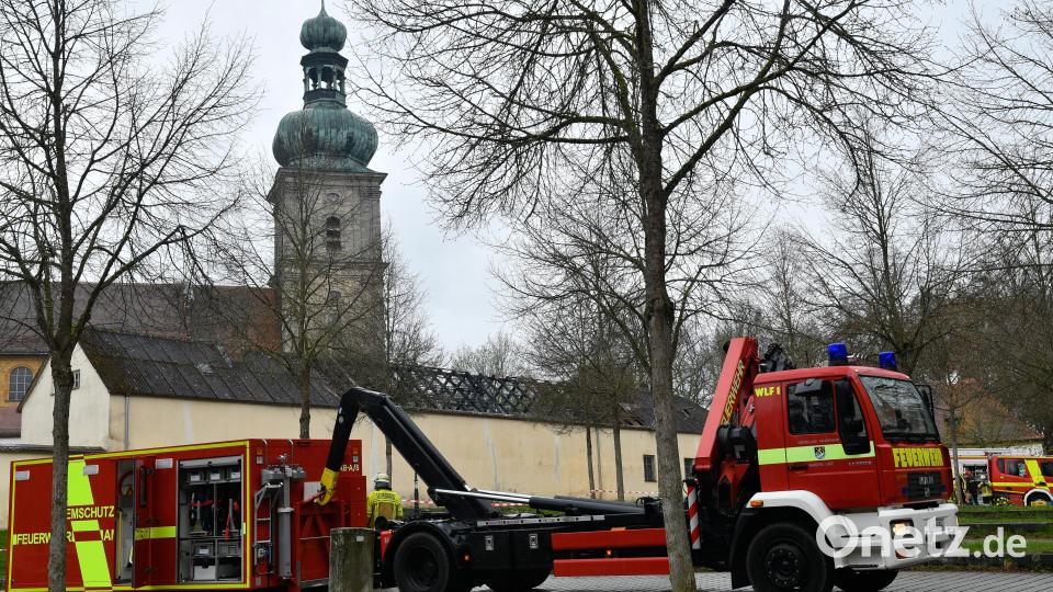 Auf dem Mariahilfberg in Amberg hat es am Sonntag gebrannt. Die Feuerwehr bekämpfte mit einem Großaufgebot das Feuer, das in einem Nebengebäude des Klosters ausgebrochen war. Bild: Petra Hartl