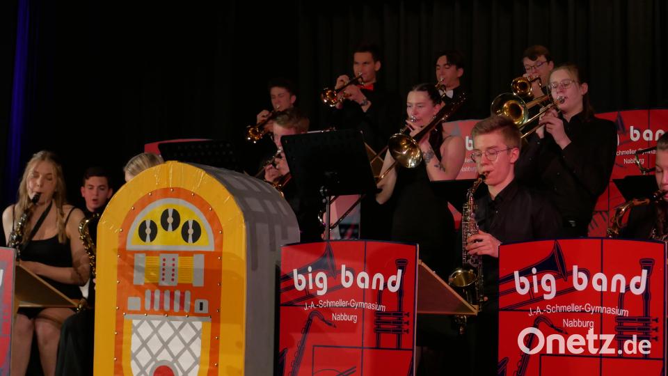 Die Musik kam beim Jazzkonzert wie aus der Jukebox – live von der Big Band gespielt. Bild: jgr