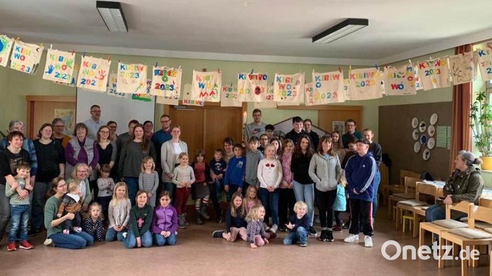 In der Evangelischen Kirchengemeinde trafen sich Kinder und Erwachsene zu den Kinderbibeltagen unter dem Thema "Die schrägen Typen und die gesegnete Mahlzeit". Bild: dob