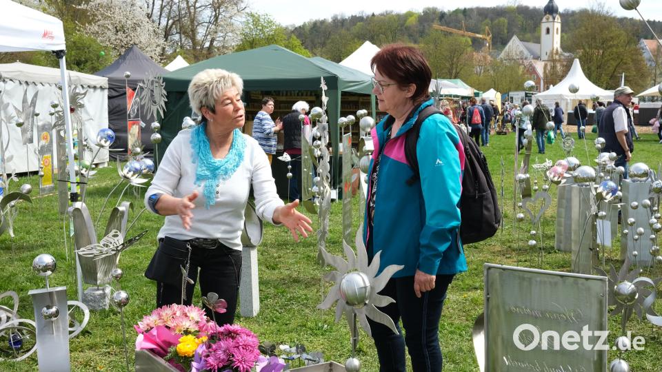 Inge Bäumler (links) berät die Besucher der Schwandorfer Gartentage zum Thema "Edelstahldesign im Garten". Bild: Hirsch