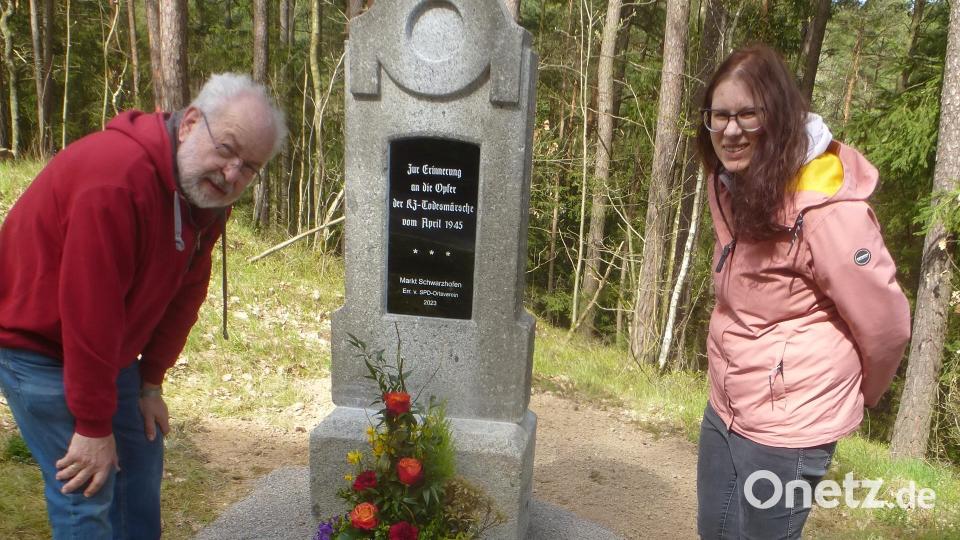 Am Pfarrberg fand vor der 50-jährigen Jubiläumsfeier des SPD-Ortsvereins Schwarzhofen die Einweihung des zweiten Gedenksteins der Opfer der Todesmärsche statt. Bild: mad