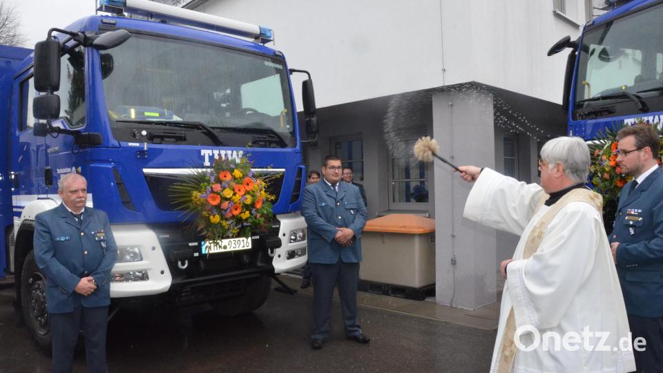 Stadtpfarrer Thomas Jeschner segnete zwei Einsatzfahrzeuge des THW. Bild: Kunz