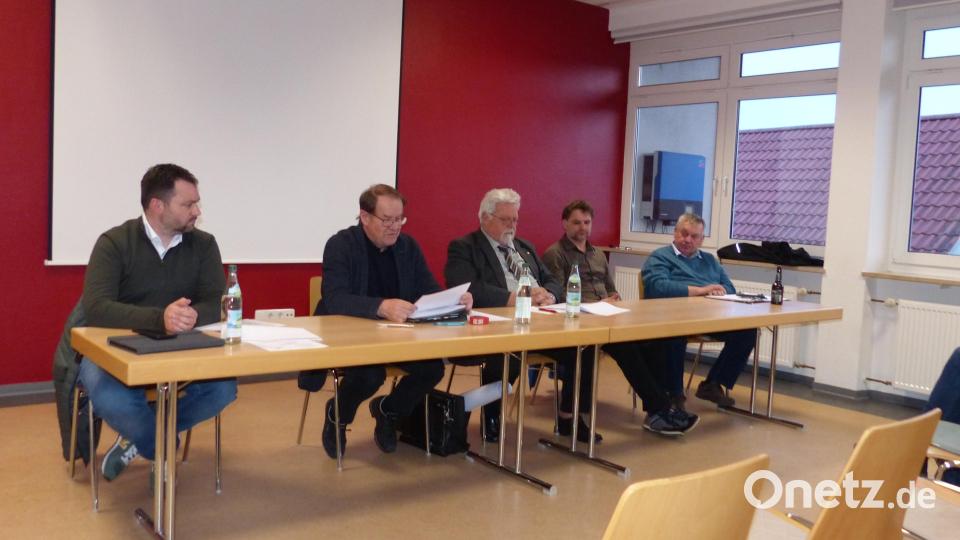 Bürgermeister Sebastian Hartl, Architekt Josef Schönberger, Pfarrer Arnold Pirner, Geschäftsstellenleiter Michael Gräf und 3. Bürgermeister Johann Kick stehen Rede und Antwort. Bild: hme