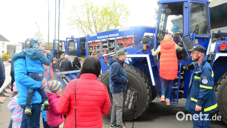 Riesenansturm gab es auf die Einsatzfahrzeuge des THW. Bild: Kunz