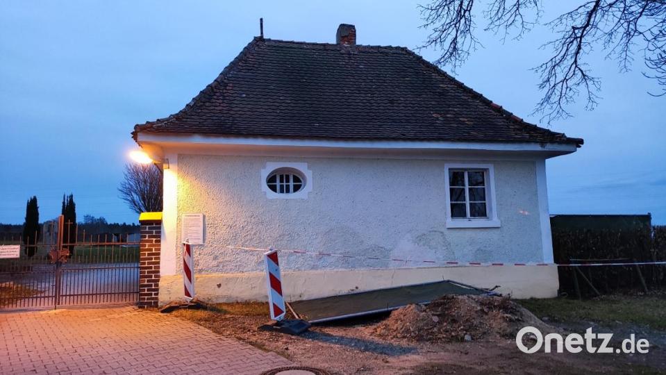 Das Leichenhaus in Neudorf muss dringend saniert werden. Bild: hme