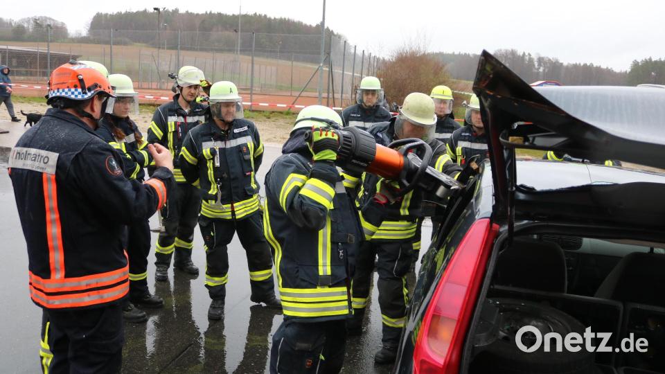 Die Rettung von eingeschlossenen Personen aus Unfall-Autos wurde beim Tag der technischen Hilfeleistung geprobt. Bild: lei