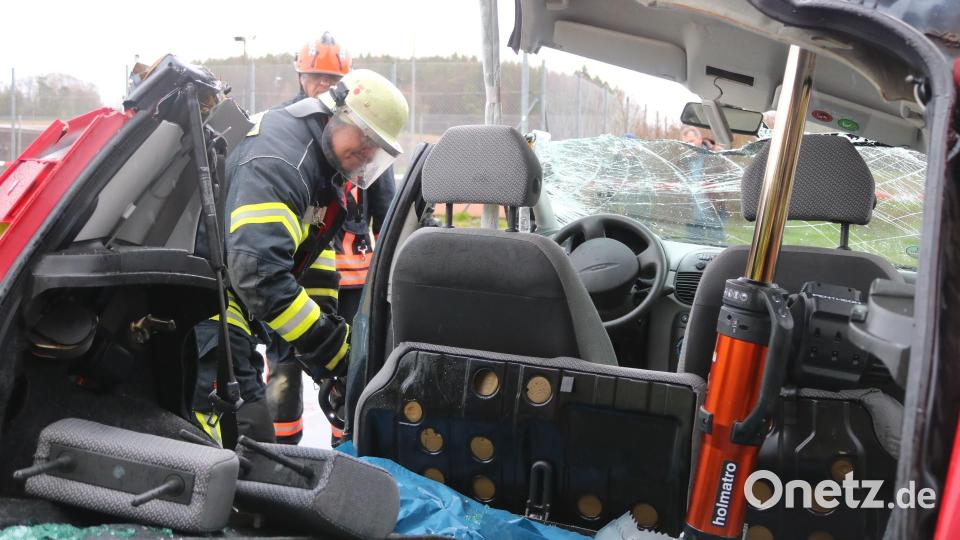 Die Rettung von eingeschlossenen Personen aus Unfall-Autos wurde beim Tag der technischen Hilfeleistung geprobt. Bild: lei