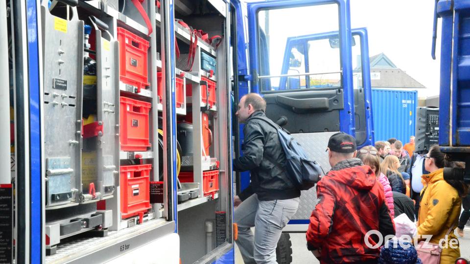 Die Einsatzfahrzeuge konnten auch von innen besichtigt werden. Bild: Kunz