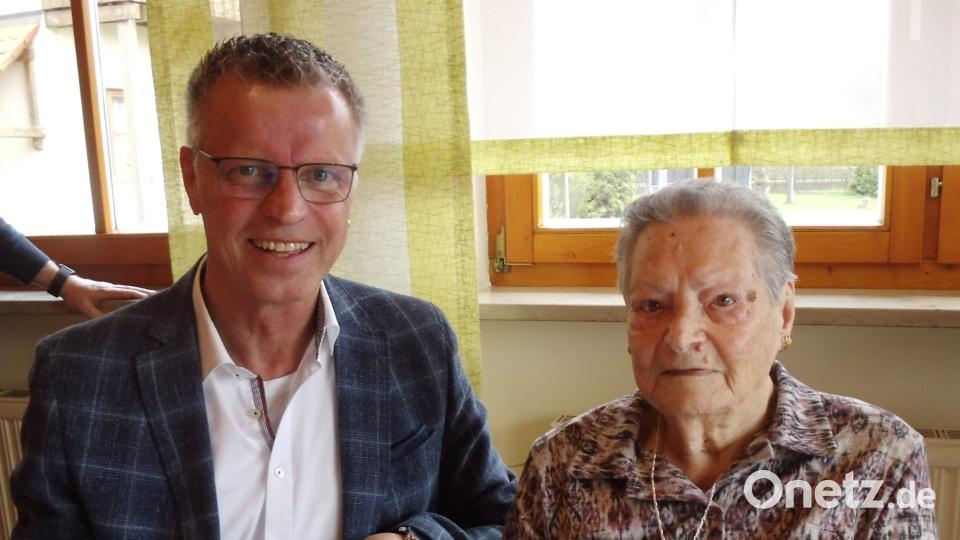 Ihren 100. Geburtstag feierte Hirschaus älteste Einwohnerin Teresa Alonso Perez. Die am 20. April 1923 in Salamanca geborene Jubilarin kam am 17. Juni 1961 als „Gastarbeiterin“ nach Hirschau. Bürgermeister Hermann Falk gratulierte namens der Stadt und des Landkreises. Im Auftrag von Landrat Richard Reisinger überreichte er ihr die goldene Landkreismedaille. Bild: u