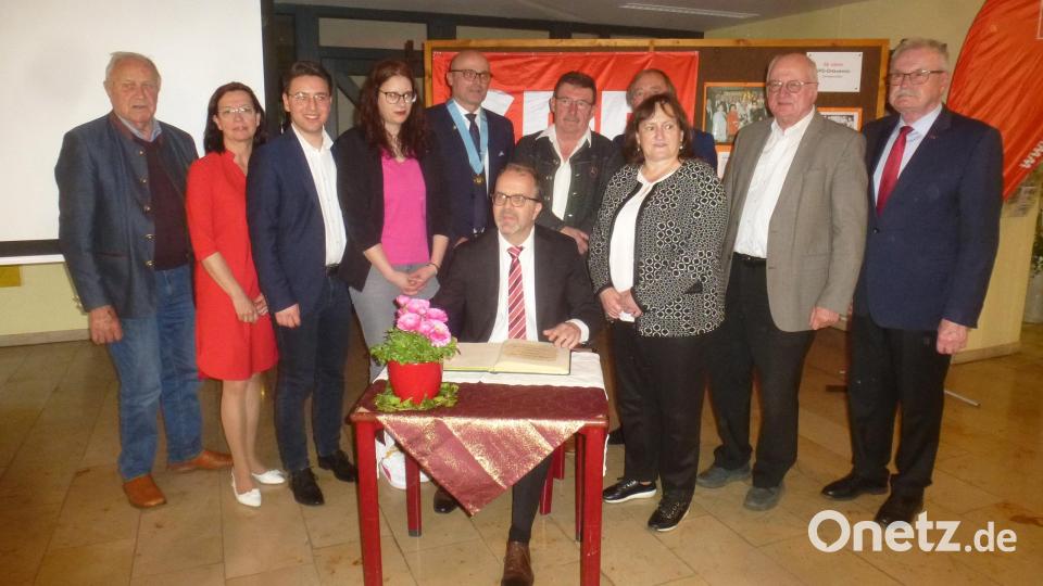 Markus Rinderspacher trägt sich in das Goldene Buch von Schwarzhofen ein. Bild: mad