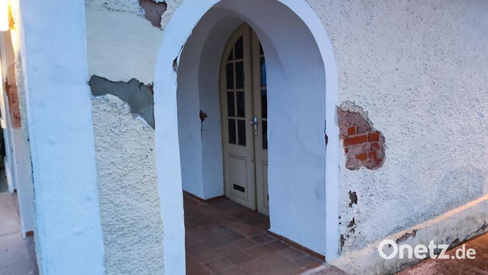 Aufgrund Feuchtigkeit ist der Zustand des Gebäudes nicht besonders ansehnlich. Bild: hme