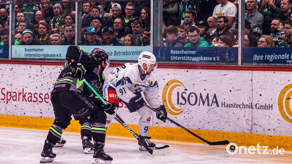 Szenen aus dem zweiten Play-off-Finale zwischen den Starbulls Rosenheim und den Blue Devils Weiden (weiße Trikots). Bild: Werner Moller