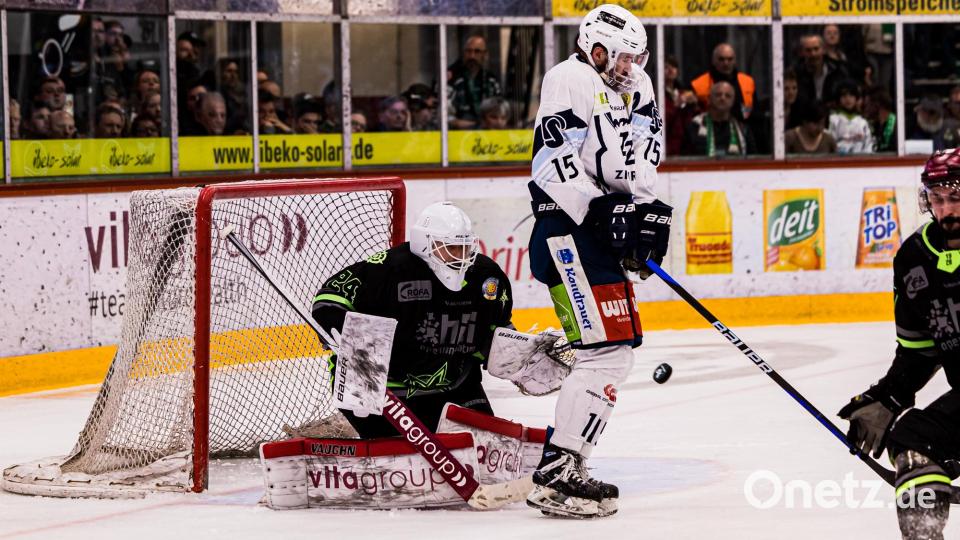Szenen aus dem zweiten Play-off-Finale zwischen den Starbulls Rosenheim und den Blue Devils Weiden (weiße Trikots). Bild: Werner Moller