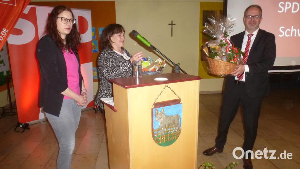 Sandra Richthammer, Marianne Schieder und Markus Rinderspacher bei der Jubiläumsfeier des SPS-Ortsvereins Schwarzhofen. Bild: mad