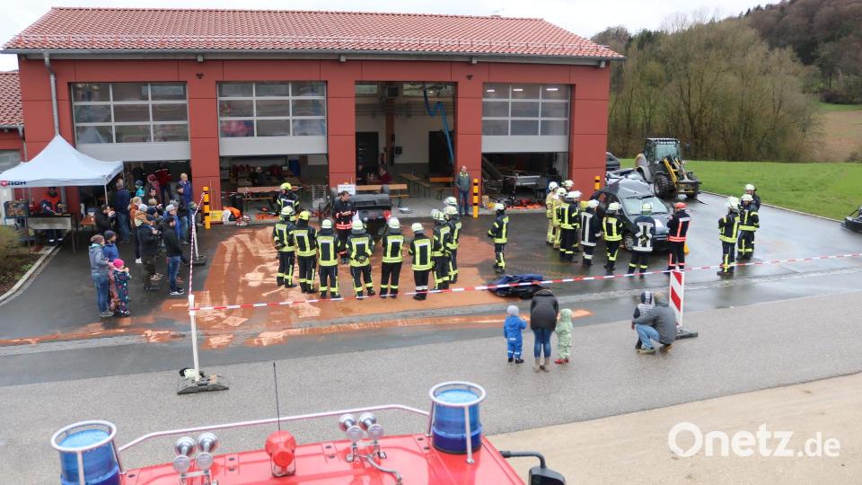 Aktive der Feuerwehren Neukirchen, Holnstein-Mittelreinbach und Röckenricht nahmen an der Ausbildungseinheit teil. Bild: lei