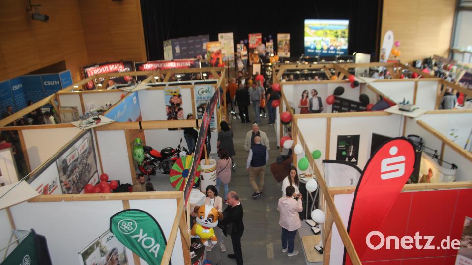 An den Ständen in der Schwarzachtalhalle konnten sich die Besucher informieren und beraten lassen. Bild: sns