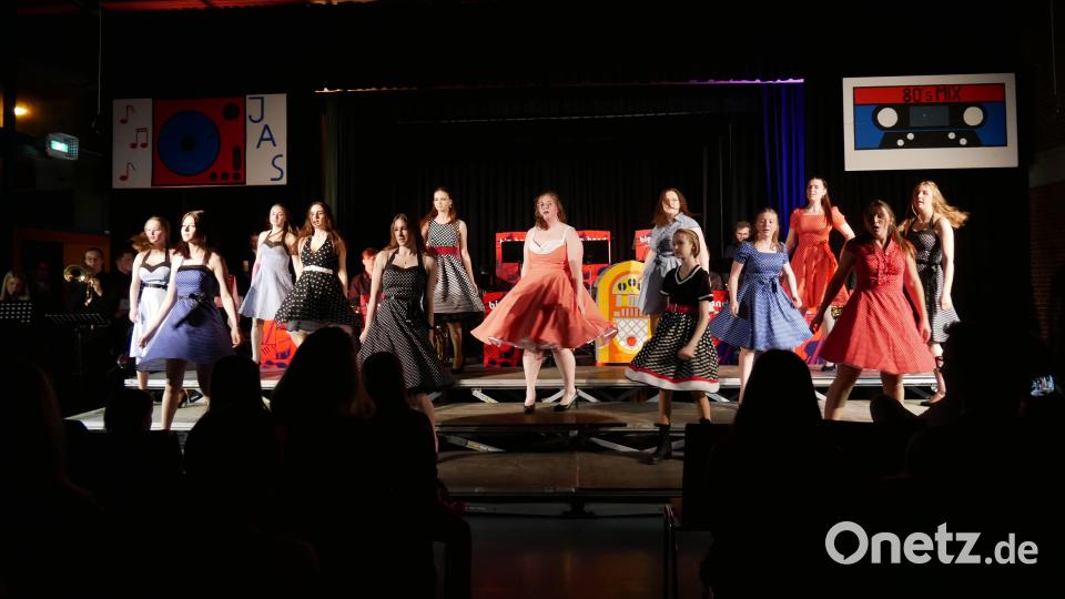 Die Glamour Girls bei ihrer Performance von &quot;Crazy Little Thing Called Love&quot;. Bild: jgr