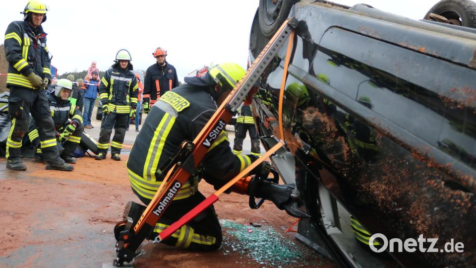 Die Rettung von eingeschlossenen Personen aus Unfall-Autos wurde beim Tag der technischen Hilfeleistung geprobt. Bild: lei