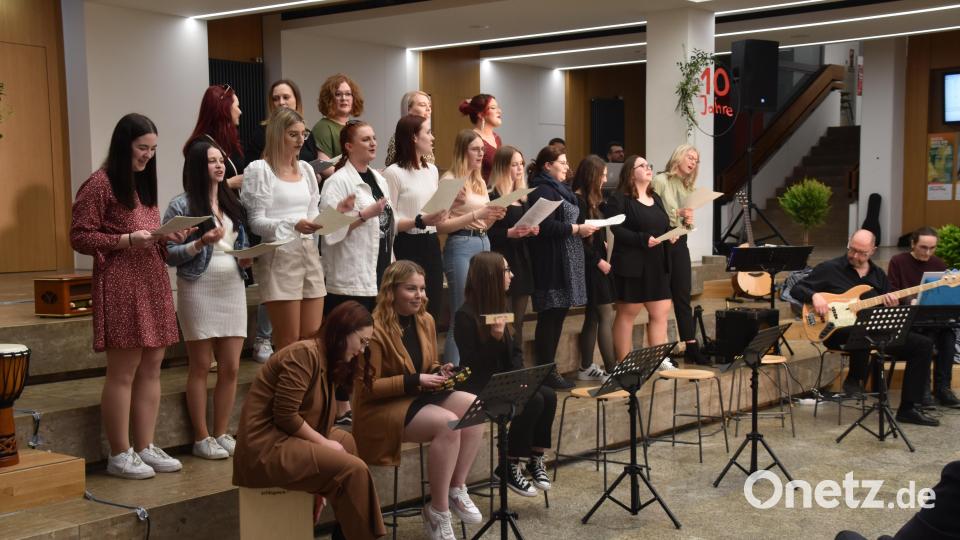 Buntes Programm zum 10-jährigen Jubiläum der Fachakademie für Sozialpädagogik/Neustadt: Die aktuellen FakS-Klassen gestalteten das Programm mit musikalischen und künstlerischen Einlagen. Bild: wrm