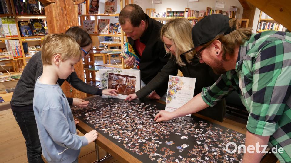 Die Faszination des Puzzlespiels ist nach wie vor ungebrochen. Bis zu den Pfingstferien soll das 1000-Teile-Puzzle in der Stadtbücherei von den Besuchern fertiggestellt sein. Bild: hmr