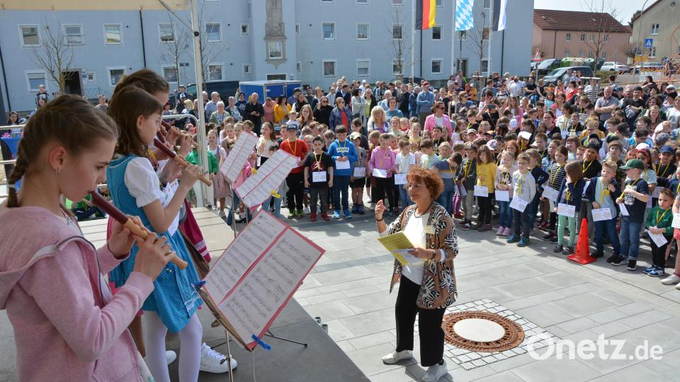 Schon bei den Begrüßungszeremonien am frühen Samstagnachmittag bildeten sich große Menschenmengen. Vor der Grundschule spielte zum Auftakt eine Flötengruppe unter der Leitung von Helga Pötzl. Bild: jr
