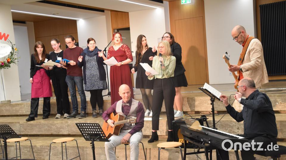 Buntes Programm zum 10-jährigen Jubiläum der Fachakademie für Sozialpädagogik/Neustadt: Die aktuellen FakS-Klassen gestalteten das Programm mit musikalischen und künstlerischen Einlagen. Bild: wrm
