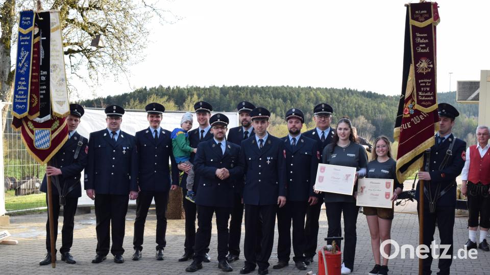 Mit Handschlag und Urkunde besiegelte die Feuerwehr Gleiritsch die Übernahme der Patenschaft beim 125-jährigen Gründungsfest der Feuerwehr Weidenthal-Trichenricht. Bild: bnr