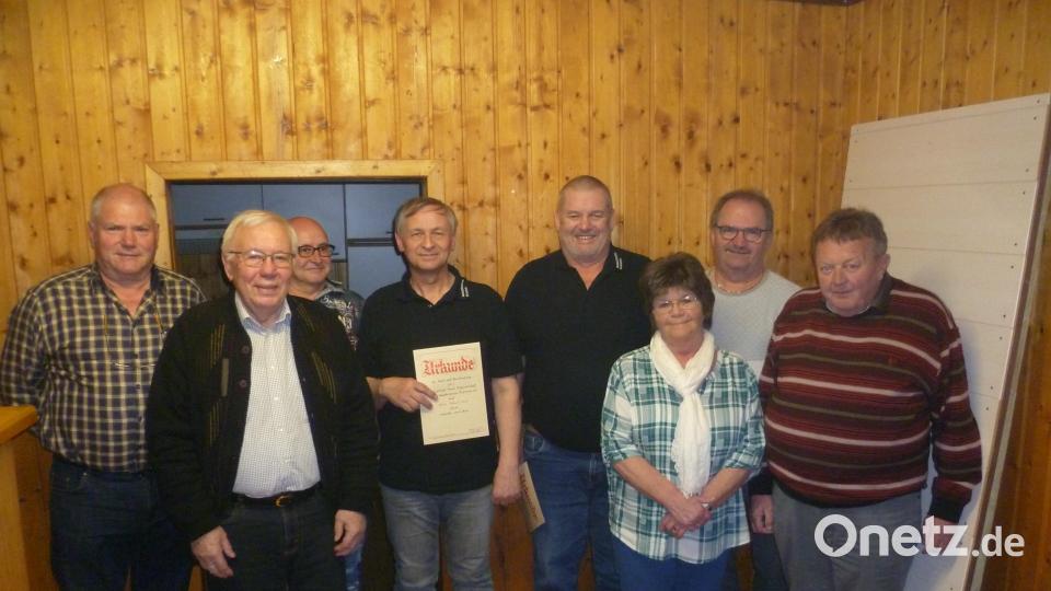 Für ihre 40-jährige Treue zum Wanderverein erhielten (von links) Alfons Scherle, Hans Bayer, Thomas Prösl, Kurt Scharf. Ralf Menzel, Christl Brilla, Roland Etterer und Otto Köppl je eine Urkunde und ein Präsent. Bild: sat