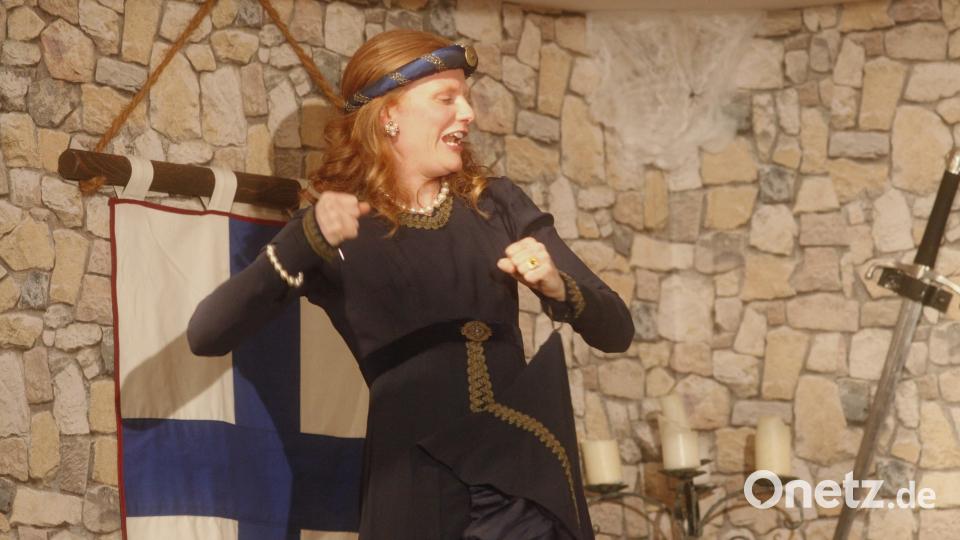 Baronin Rita macht sich über die Burgbewohner lustig. Bild: Hirsch