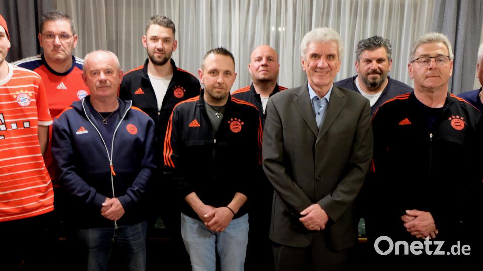 Mit dieser Mannschaft geht der FC-Bayern-Fanclub die kommenden zwei Jahre an. Vorsitzender Gerhard Stadler (Vierter von rechts) ist nun 35 Jahre im Amt. Bild: le