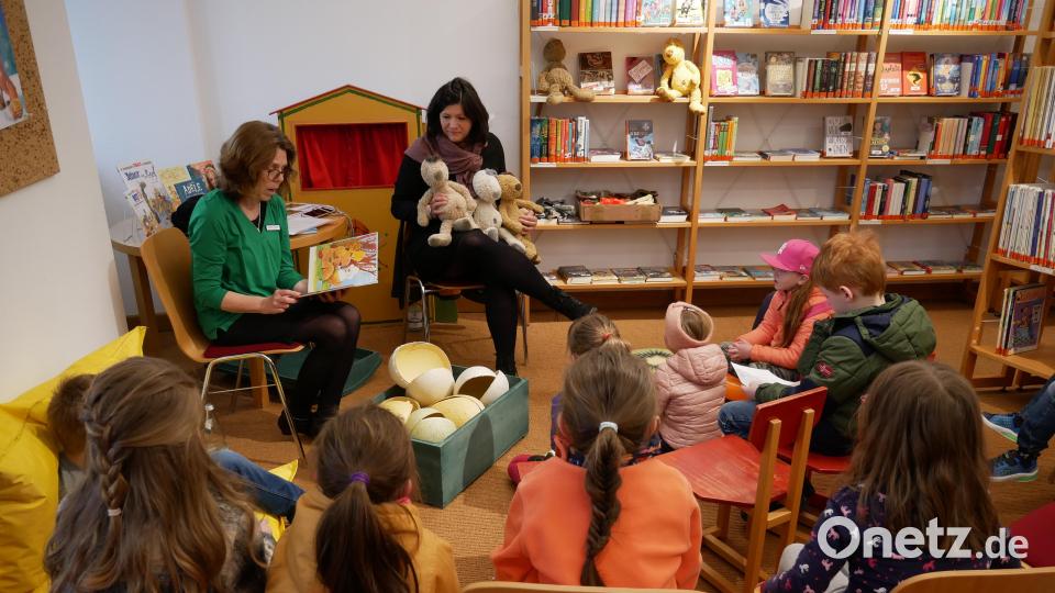 Ganz aufmerksam hörten zahlreiche Kinder den Erzählungen von Andrea Burger und Kristina Gebel (hinten von links) über die Reiseerlebnisse der Querks in aller Welt zu. Bild: hmr