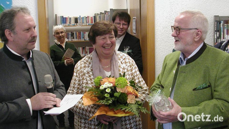Blumen und Schnaps gab es für die Spender Angela und Klaus Hars vom Bürgermeister. Bild: ld