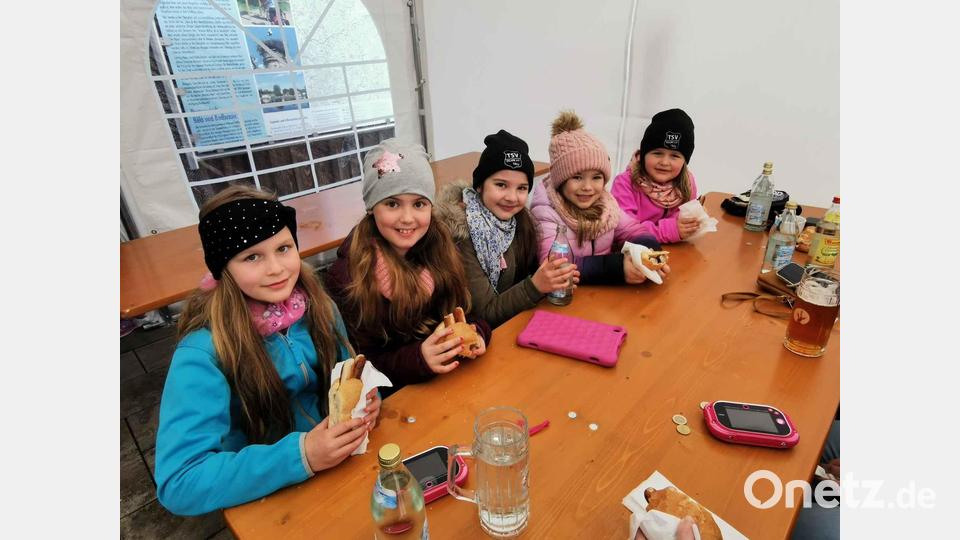 Begehrt bei den jungen Damen waren vor allem leckere Bratwurstsemmeln. Bild: gz