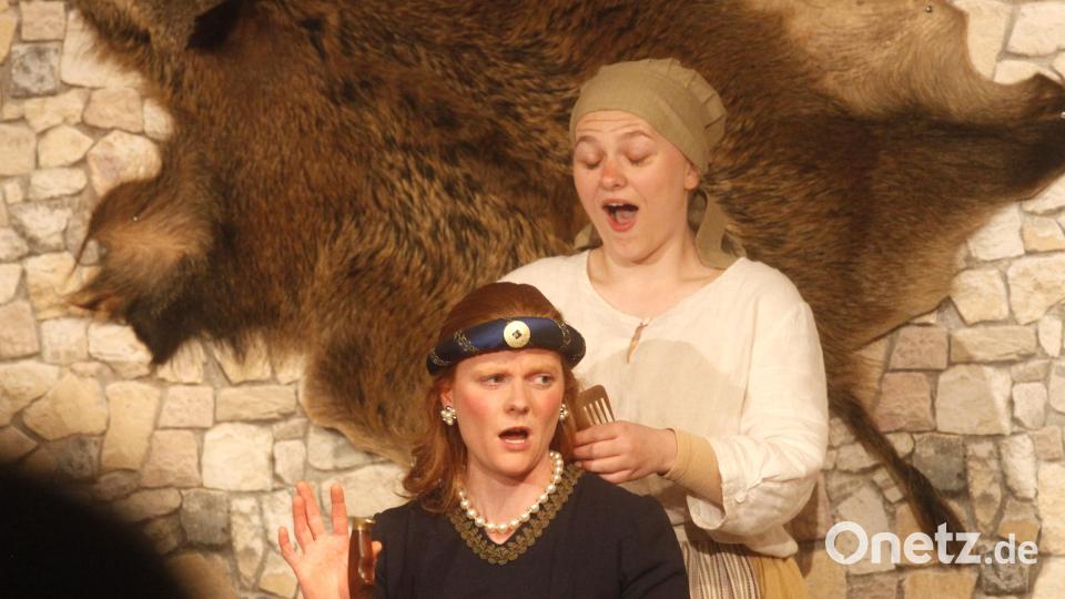 Die Dienstboten können der gefangenen Edeldame Rita nichts recht machen. Bild: Hirsch