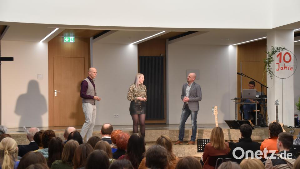 Buntes Programm zum 10-jährigen Jubiläum der Fachakademie für Sozialpädagogik/Neustadt: In seiner Festrede bekam Fachakademie-Leiter Roland Kusche Unterstützung von den Studierenden Jana und Christian. Bild: wrm