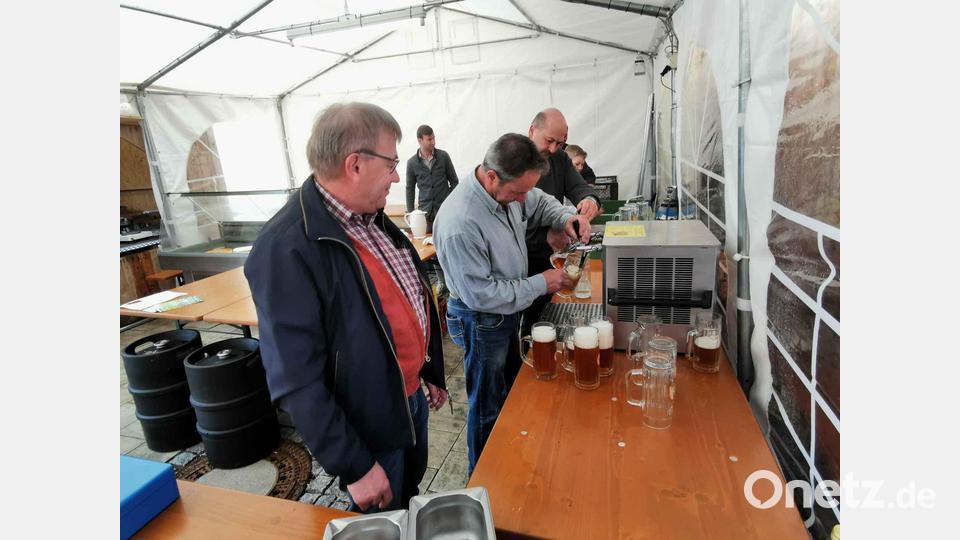 Nicht nur an der Schenke, sondern auch an der Kuchentheke und am Grillstand hatten die vielen HelferInnen viel zu tun. Bild: gz