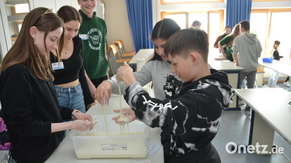 Wenn sich Stärke verflüssigt, lässt sie sich richtig durch die Finger kneten. Bild: dob
