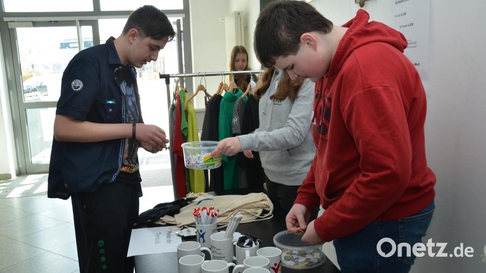 Ein Los und schon hat der junge Mann Handschuhe als Belohnung in der Tasche. Bild: dob