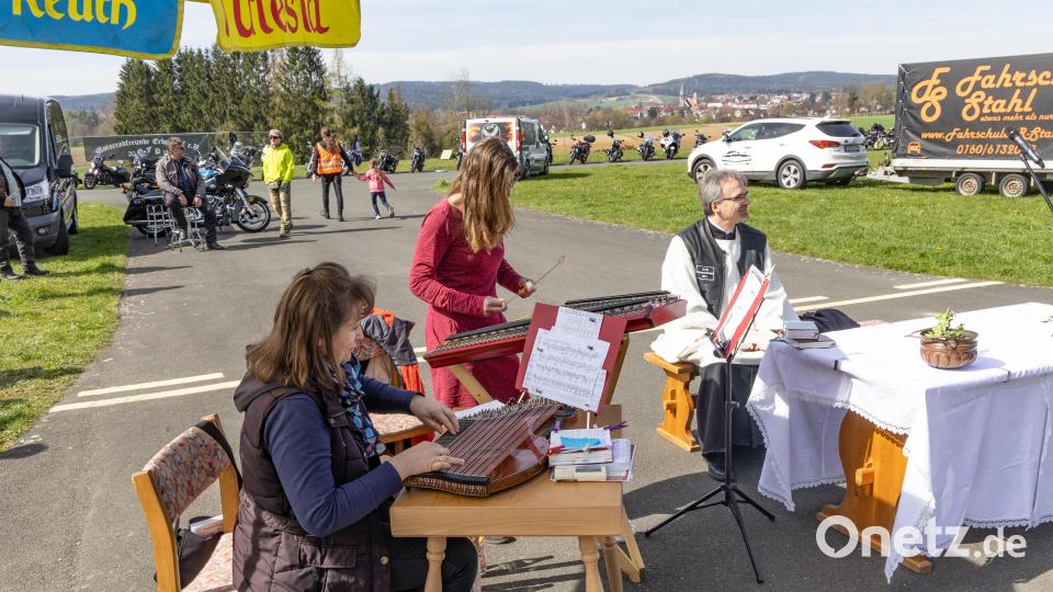 Heidi Banzer und Veronika Hille umrahmten die Motorradandacht. Bild: Roland Wellenhoefer