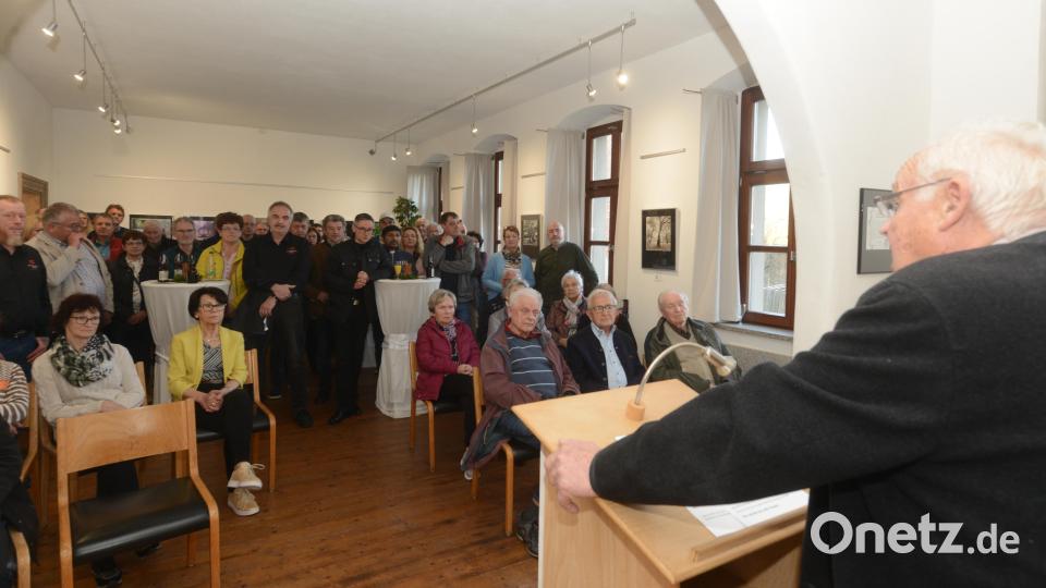 Im Pleysteiner Stadtmuseum eröffnet Vorsitzender Alois Hubmann die Ausstellung zum 50-jährigen Bestehen des Fotoclubs Pleystein. Bild: bey