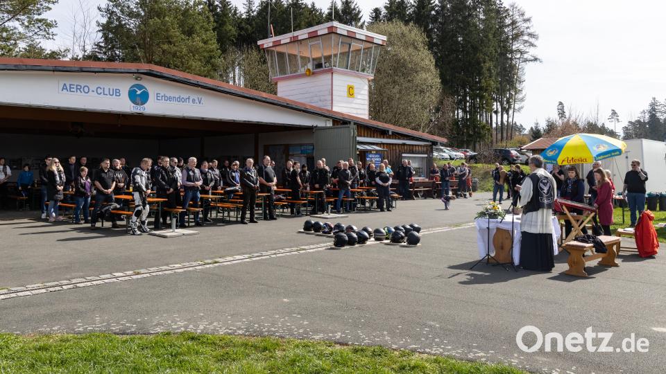 Vor dem Hangar des Segelflugplatzes feierte Pfarrer Martin Besold mit den Motorradfreunden eine Andacht. Bild: Roland Wellenhoefer