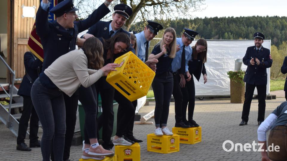 Nur auf Bierkästen stehend musste eine Wegstrecke überwunden werden. Hier waren die Festdamen voll im Einsatz. Bild: bnr
