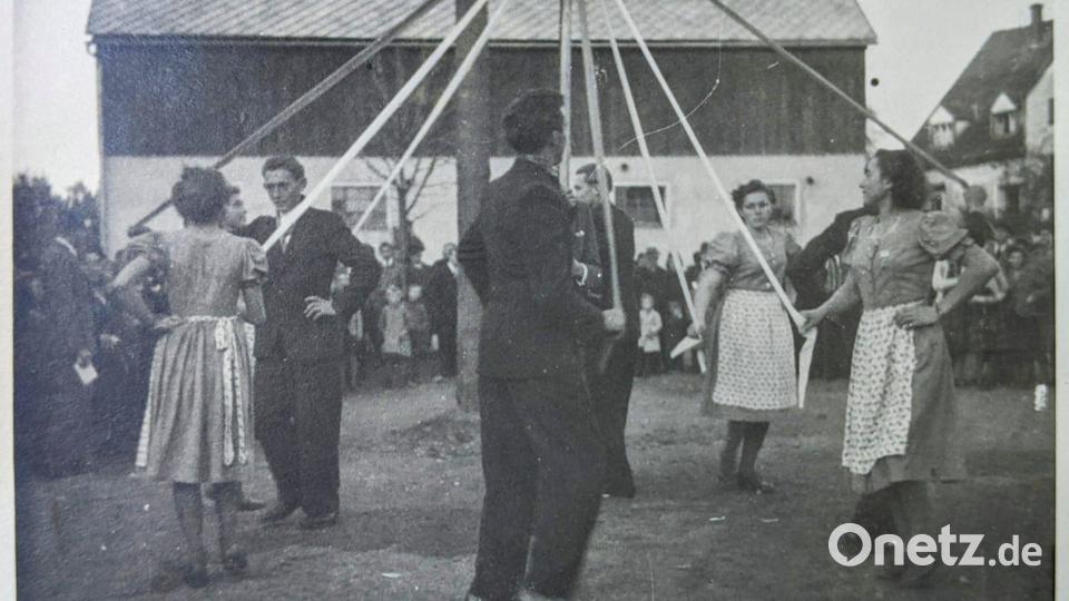 Die Landjugend Atzmannsricht führt an der Kirwa den Bandltanz auf. Die Mädchen tragen wieder ihre selbstgeschneiderten Dirndln. Das Foto wurde wohl Ende der 1940er-/Anfang der 1950er-Jahre aufgenommen Archivbild: privat/Michaela Stauber/exb